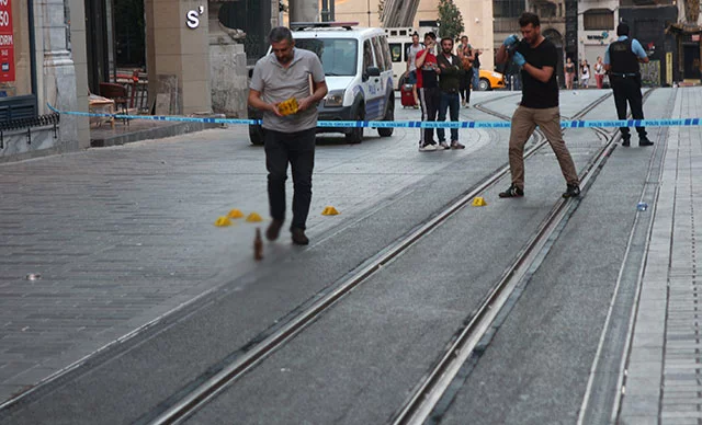 Taksim'de silahlı dehşet! Polis onları arıyor