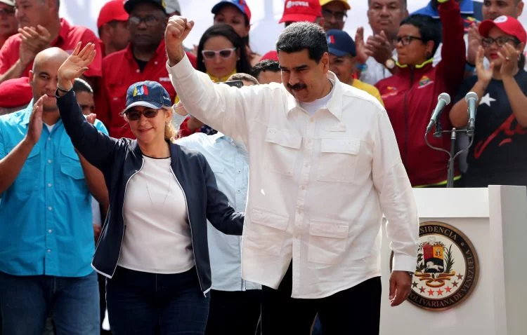 Maduro'dan gövde gösterisi 