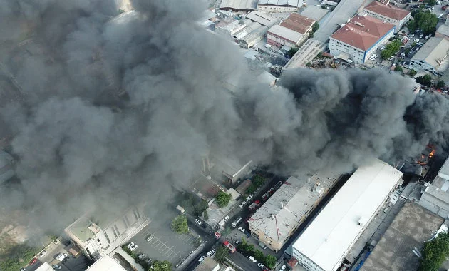 İstanbul'da iplik fabrikasında büyük yangın!