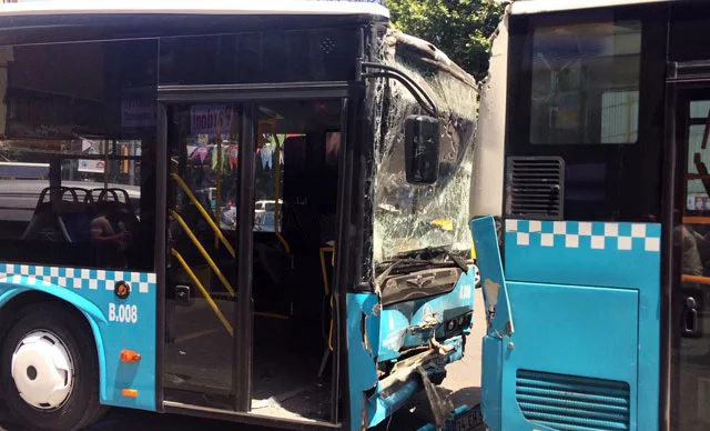 İstanbul'da feci kaza! 3 halk otobüsü birbirine girdi!