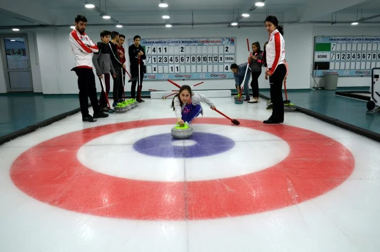 Okul okul gezip öğrencileri curlingle tanıştırıyorlar