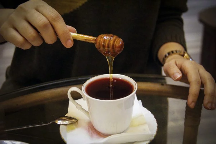 Bursa'nın tarihi hamamında geleneksel Osmanlı Çayı ikramı