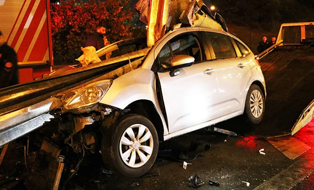 Korkunç kaza! Bariyer otomobilin ön camından girip arka camından çıktı