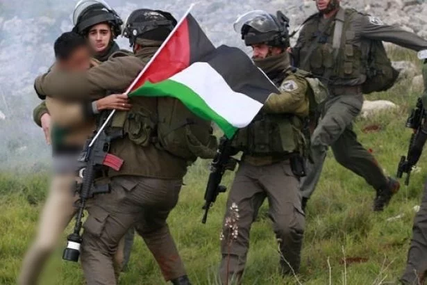 İsrail askerleri, Filistinli genci gözaltına alırken döverek öldürdü