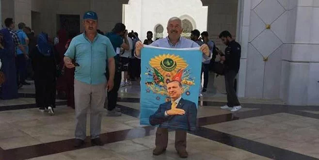 Dubai'de Erdoğan posterine gözaltı