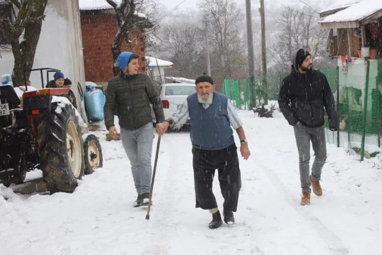 Bursa'da 91 yaşındaki adam kar kış demeden kısa kollu gömlekle dolaşıyor