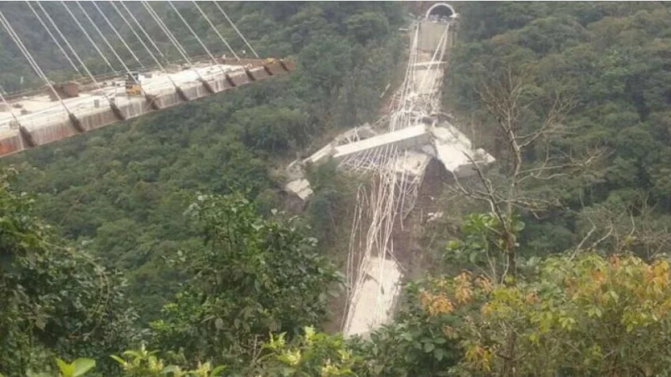 Köprü ortadan iki ayrıldı: 10 ölü