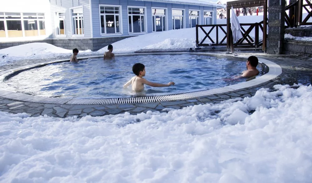 Uludağ'da karlar içinde havuz keyfi
