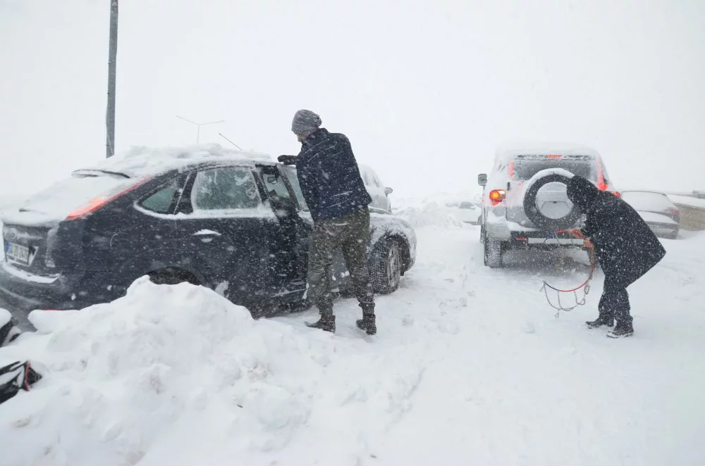 Sis, fırtına, kar; Uludağ'da hayat durdu
