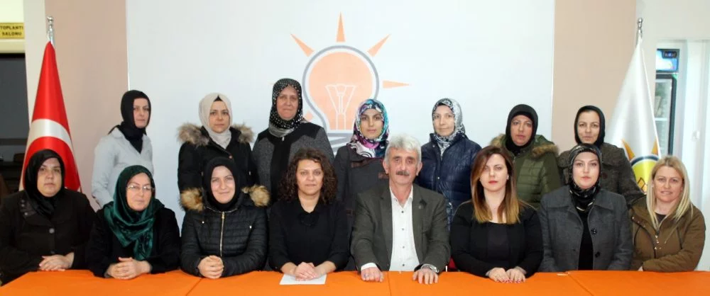 AK Parti Yenişehir'de kadın kolları yönetimi tanıtıldı