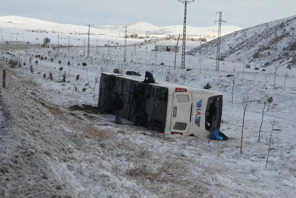 Konya'da yolcu otobüsü şarampole devrildi: 38 kişi...