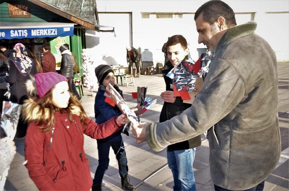Bursa'da Suriyelilerden 'Zeytin Dalı'na güllü teşekkür