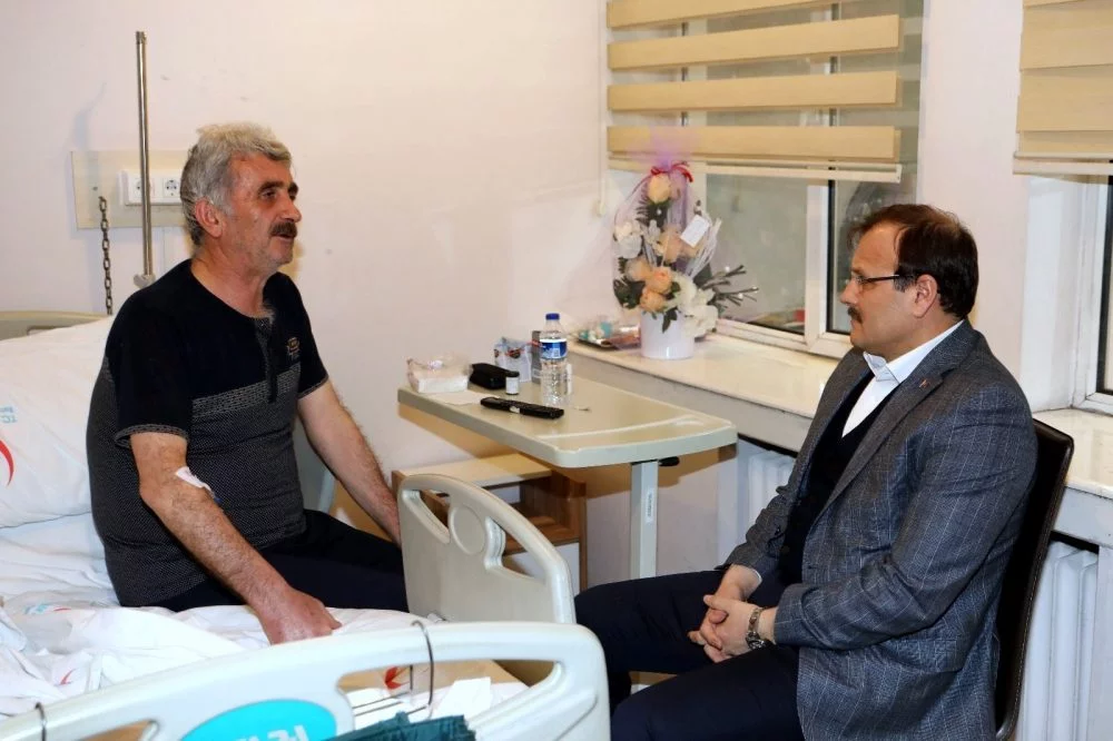 Çavuşoğlu, AK Partili başkanı hastanede ziyaret etti