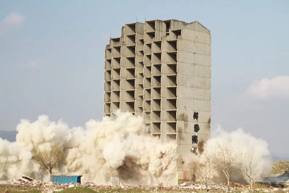 Bursa'da 13 katlı bina dinamitle yıkılamadı