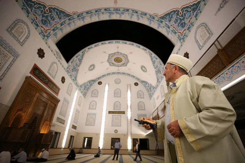 Bursa'da kubbesi açılan cami büyük ilgi görüyor