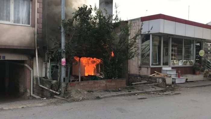 İznik'te metruk ev yandı