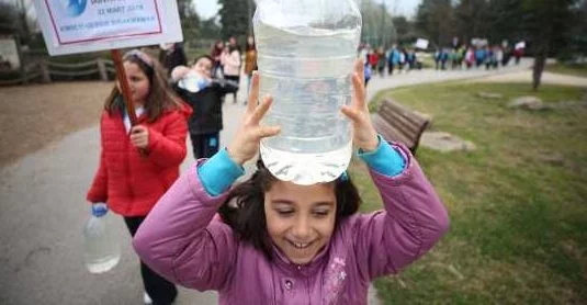 BURSA- Minik öğrenciler bidonlarla su taşıdı