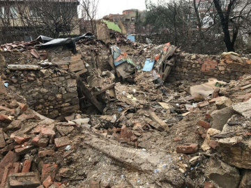 Tahta almak için girdi, ev başına yıkıldı