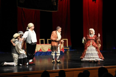 'Kibarlık Budalası' usta kadrosuyla Bursa'da sahne aldı