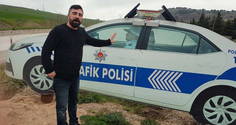 Maket polis arabasını gerçek sandı, 1,5 saat gitmesini bekledi