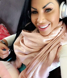 Ünlü model göz rengini değiştirmek isterken gözünden oldu