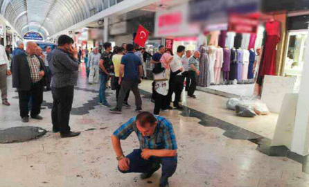 Kargolar açılınca hastaneye kaldırıldılar!