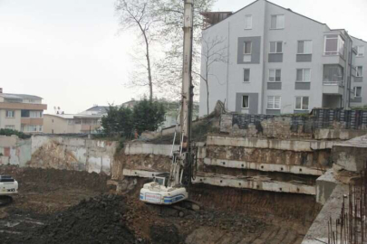 Mahalleli tedirgin! Toprak kayması meydana geldi, evlerde derin çatlaklar oluştu