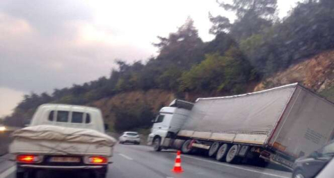 Tır kazası trafiği kitledi