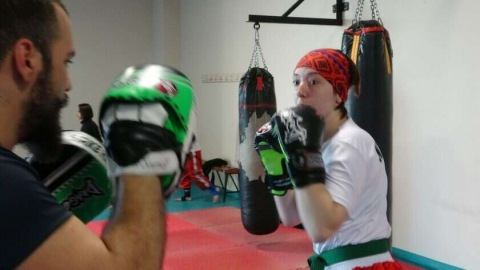 Bursa'da doğuştan engelli genç kız Savaş gazisinden aldığı protez bacakla kick boks yapıyor