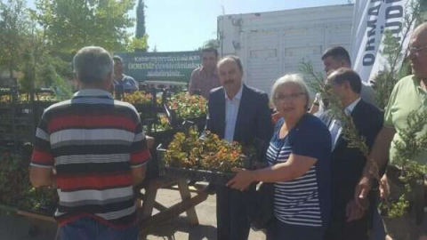 Mezarlık ziyaretleri sizden çiçekler Büyükşehir'den