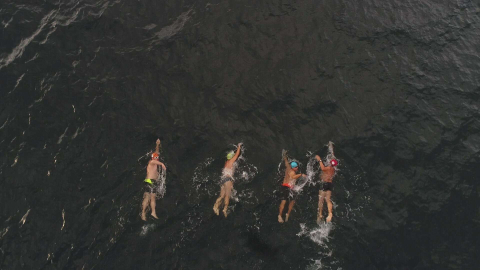 6 saat hiç durmadan yüzdüler