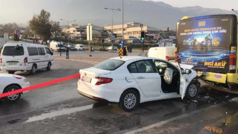 Bursa'da kırmızı ışıkta bekleyen otobüse arkadan çarptı