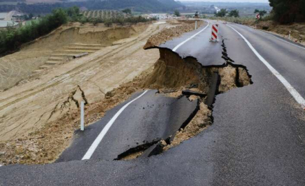 Yollar çöktü, köprü kapatıldı! Kabusu yaşıyorlar...