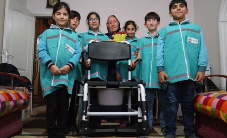 Bursa'da feçli eşine bakan kadının yüzünü ilkokul çocukları güldürdü