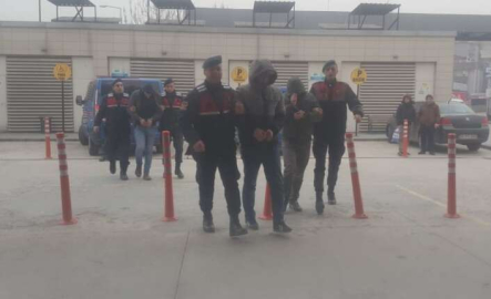 Bursa'da jandarmadan kaçarken çamura batan araçtan uyuşturucu çıktı