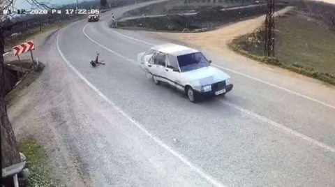 Minik kız seyir halindeki otomobilden düştü