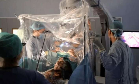 Beyin ameliyatı olurken keman çaldı