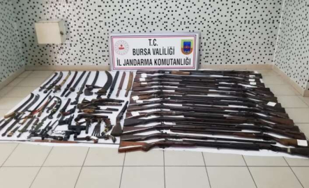 Bursa'da lastikçi dükkanından cephanelik çıktı