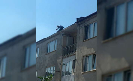 Bursa'da bina çatısındaki usta yürekleri ağıza getirdi!