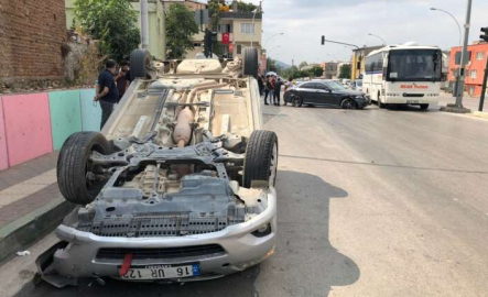 Bursa'da kaza yapan oğlunun yanına giden baba aracıyla takla attı!