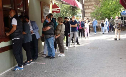 Bursa'da tarihi fırında metrelerce simit kuyruğu!