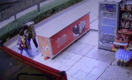 Maskesiz kadın küçük kızın suratına hapşırdı!