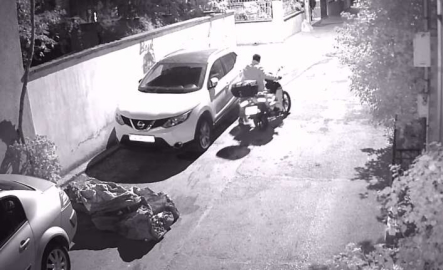 Motosikleti çalıştıramayınca iterek çaldı