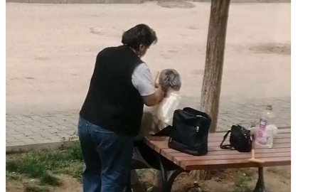 Kısıtlamada sokak ortasında saç tıraşı görenleri şaşkına çevirdi