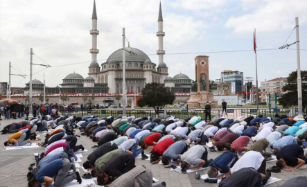 Bir zincir daha kırıldı:  “Minareler süngü, kubbeler miğfer, Camiler kışlamız, müminler asker”