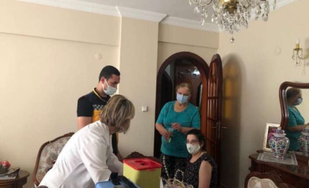 Mobil aşı ekipleri engelli kişi ve bakıcılarını evinde aşılıyor