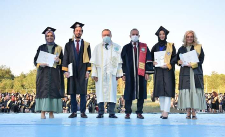 Doktorluk yaparken kazandığı üniversiteyi birincilikle bitirdi