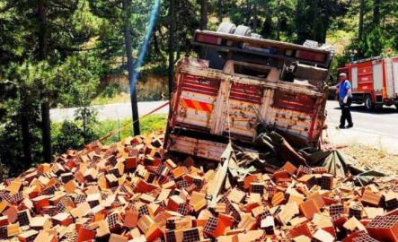 Tuğla yüklü kamyon devrildi: 4 yaralı