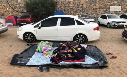 Otellerde yer kalmayınca tatilciler dışarıda yattı