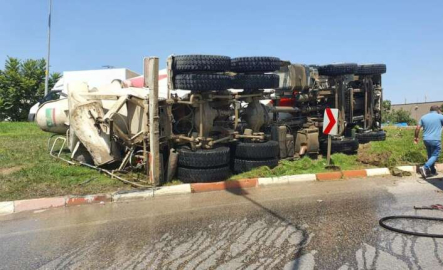 Bursa'da beton mikseri devrildi, sürücü ölümden döndü